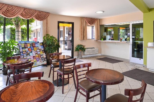 Super 8 by Wyndham Los Angeles/Alhambra image 3